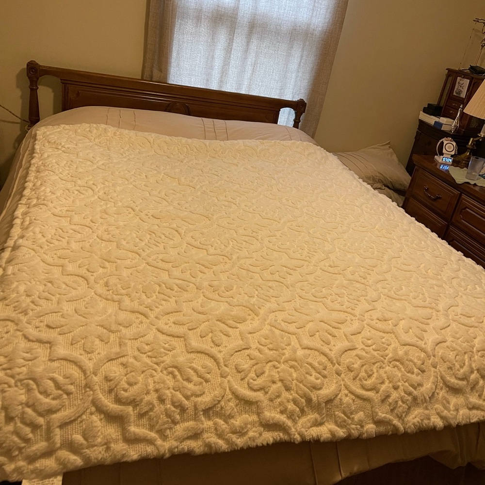 J. Queen Elegant Blanket